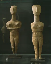 Figurki żeńskie typu „ze złożonym ramieniem”, z Paros, wczesny okres cykladzki II (2700-2300 pne) (marmur)